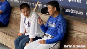 曾文誠賽前與洪一中總教練聊天。（圖／記者王怡翔攝影）