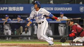 ▲富邦悍將二壘手葉竹軒敲出轉隊首安，還跑回球隊第1分。（圖／記者劉彥池攝影）