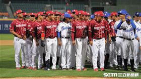 ▲富邦悍將二壘手葉竹軒賽前被拉到樂天桃猿陣中。（圖／記者劉彥池攝影）