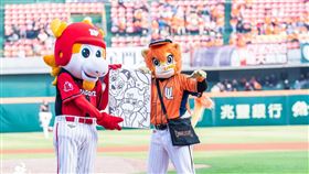 ▲味全龍復活首戰在台南，萊恩送畫給威弟。（圖／取自味全龍粉絲團）