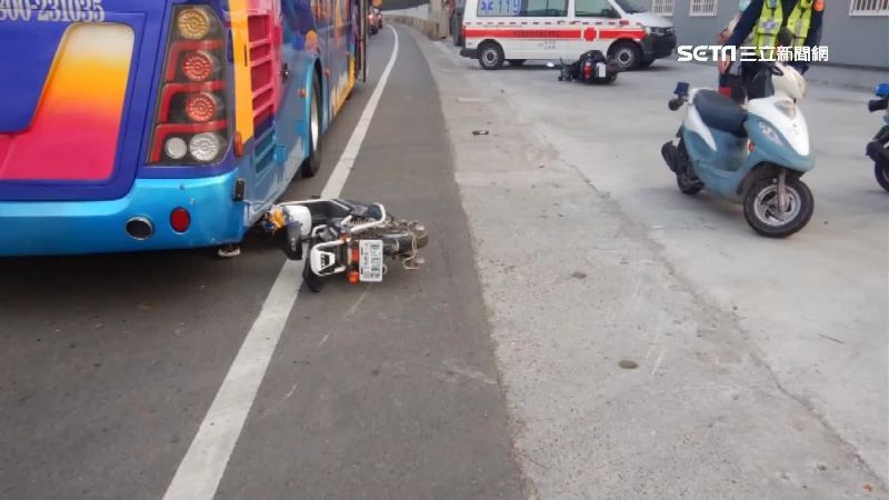 女騎士橫切車陣　害直行騎士摔飛滑行