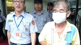 蘇炳坤再審案開庭　郭中雄出庭台灣高等法院2日開庭審理蘇炳坤再審案，傳喚當時證人郭中雄（前右）等人出庭釐清案情。郭中雄表示，當初因受到警方刑求，才咬定蘇炳坤有涉案。中央社記者王揚宇攝　107年7月2日