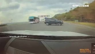 為閃迴轉車撞分隔島　百萬名車成廢鐵
