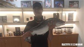 還沒改回本名的「鮭魚」特地到雲林去帶回整條挪威鮭魚。（圖／網友授權提供）