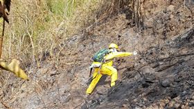 阿里山森林火災已控制火勢（3）林務局嘉義林區管理處20日指出，阿里山公路上邊坡殘火已由森林護管員以背負式水袋滅火完畢，位於火場東南側及西南側尚有兩處明火，目前架設水線持續監控，火場面積約1.6公頃，事故原因調查中。（嘉義林管處提供）中央社記者蔡智明傳真  110年3月20日
