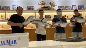 還沒改回本名的「鮭魚」特地到雲林去帶回整條挪威鮭魚。（圖／網友授權提供）