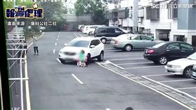 白色VOLVO休旅車左轉逆向撞上騎腳踏車的女童。（圖／翻攝自《爆料公社二社》）