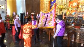 ▲四媽祖降駕，親自開頭旗（圖／寶島神很大）