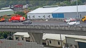 快訊／五楊高架北上「火燒車」！濃黑煙直竄　傷亡不明　圖／翻攝自高公局