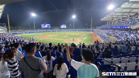 新莊棒球場球迷熱烈進場。（圖／記者王怡翔攝影）