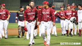 ▲樂天桃猿洋投毆飛登和總教練曾豪駒攀談。（圖／記者劉彥池攝影）