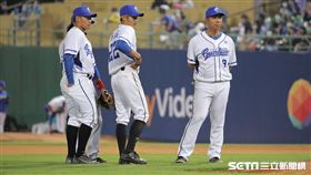 ▲富邦悍將三壘手辛元旭、游擊手李宗賢和一壘手林益全聚集在內野。（圖／記者劉彥池攝影）