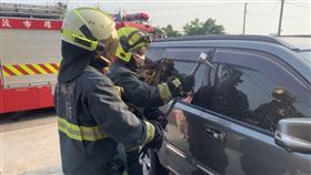 駕駛,嬰兒,受困,反鎖,破窗