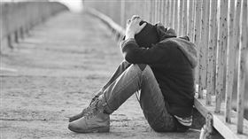 劉男為情所困，一時想不開想輕生。（示意圖／pixabay）