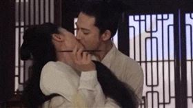 周渝民跟跟女星劉濤主演歷史劇《大宋宮詞》，接吻、吻戲的幕後花絮在網上瘋傳。微博