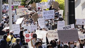 數百名示威民眾今日聚集在位於亞特蘭大的喬治亞州議會大廈外，以於16日的按摩水療館連續槍擊案造成8死悲劇後，聲援亞裔美國人社群。圖／美聯社／達志影像