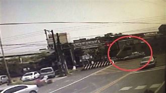 聽導航沒聽到警鈴　轎車卡平交道遭撞