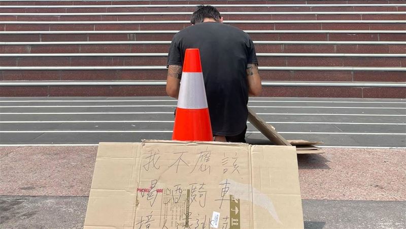 酒駕男撞婦落跑　神明前下跪寫悔過書
