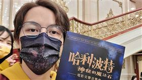 網紅HowHow跟歌手老婆鄧福如。IG