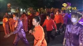 ▲四媽祖降駕親自陪信眾步行，速度越來越快（圖／寶島神很大）