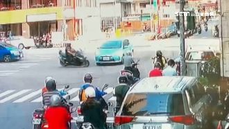 獨／轉彎轎車碰撞重機　毀5車釀3傷