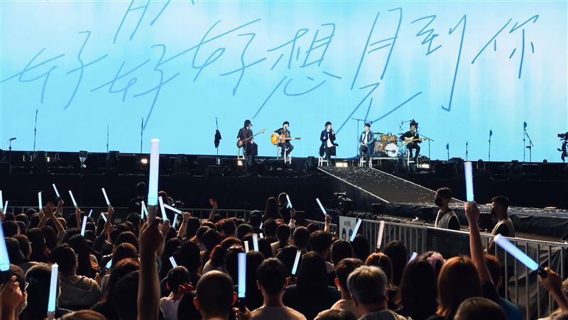 看演唱會褲子染綠　五月天：願意補償