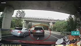 有錢人,尬車,插隊,新北,翻攝臉書八卦村－行車紀錄氣影片上傳中心