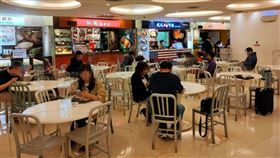 爆怨／還沒吃完就被收走！清潔姨「拇指插杯子」丟一句　直接收走。（圖／翻攝自爆怨公社）