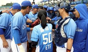 富邦台50（006208）ETF經理人温芳儀為比賽開球。（圖／富邦悍將提供）