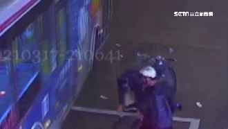 騎士背包開口笑　3萬多現鈔滿天飛