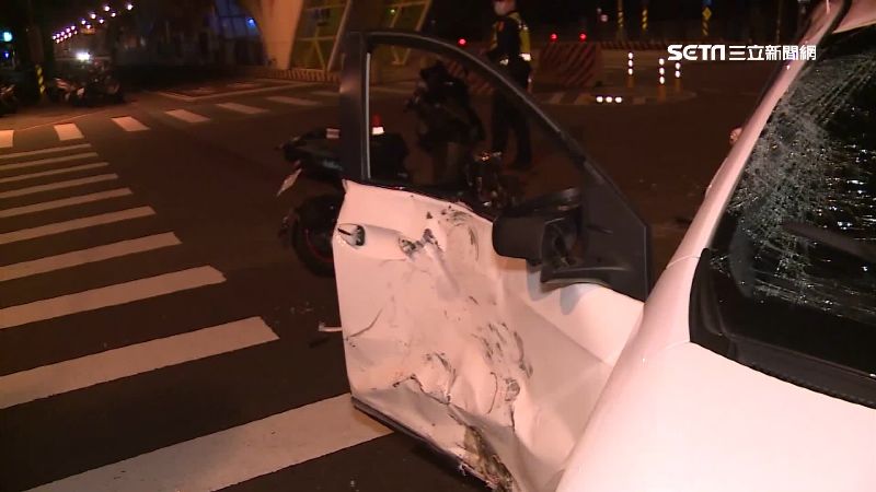 快車道右轉！害直行機車反應不及撞上
