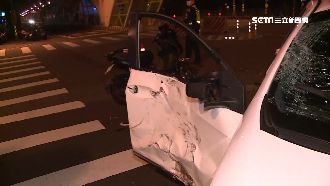 快車道右轉！害直行機車反應不及撞上