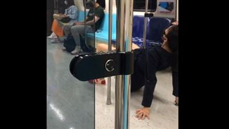 短裙女捷運做「臀推」運動！不敢直視