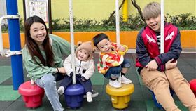▲YouTuber蔡阿嘎跟老婆二伯/兩個兒子「蔡桃貴」和「蔡波能」。（圖／翻攝自蔡阿嘎IG）