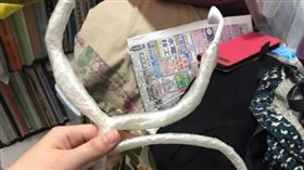 太怕壞掉！阿姨把耳機包成「聽診器」（圖／翻攝自Dcard）