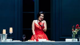 衛武營歌劇茶花女  紅黑服裝設計象徵主角心事衛武營自製歌劇「茶花女」女主角薇奧莉塔的服裝以假皮草搭配黑長靴，前短後長的禮服線條簡潔，隨劇情發展以大紅與正黑服裝色系訴說角色心事。圖為女高音耿立的薇奧莉塔造型。（衛武營提供）中央社記者趙靜瑜傳真  110年3月21日