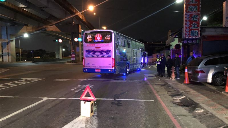 五股遊覽車撞機車　21歲騎士噴飛亡