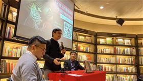 文學作品改編影集　吳明益：創作者間碰撞激勵作家吳明益（中）21日在「天橋上的魔術師 影集創作全紀錄」新書分享會上表示，對他而言，影視改編最為重要的意義，就是創作者彼此之間的碰撞、激勵。中央社記者陳秉弘攝  110年3月21日