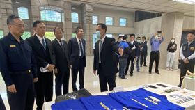 全國首波掃黑行動  檢肅18名治平目標警政署執行全國掃黑行動專案，動員536名警力，檢肅18名治平目標、逮捕手下成員117人，包括竹聯幫、天道盟和四海幫在內，圖為警政署長陳家欽（左）陪同台灣高等檢察署檢察長邢泰釗（左2）聽取成果報告。中央社記者黃麗芸攝  109年3月20日