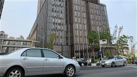 購物廣場啟用現車潮  高市府多管道疏導（2）北高雄一家購物廣場啟用，帶來龐大人潮車潮，高市府交通局、警察及義交人員在周邊路口派員協助疏導，並鼓勵民眾多加利用大眾運輸系統。中央社記者王淑芬攝  110年3月21日