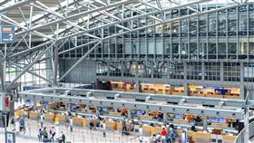 德國政府正在考慮要求所有返國人士接受隔離和強制篩檢COVID-19。目前德國的感染率已超越當局認為醫院能承擔的極限。圖為德國漢堡機場。（圖取自facebook.com/HamburgAirport）