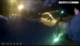 北市保大警員大膽用槍，順利制伏衝撞警方的毒蟲。（圖／翻攝畫面）