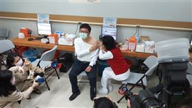 疫苗開打首日由長庚決策委員會主委暨林口長庚醫院院長程文俊親自帶頭接種。（林口長庚醫院提供）