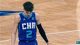 「球三弟」LaMelo Ball因右手腕骨折本季恐報銷。（圖／翻攝自黃蜂官方推特）