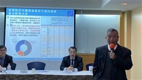 台灣社會調查所所長、前衛生署長楊志良今發表最新千人接種疫苗調查。（圖／記者簡浩正攝影）