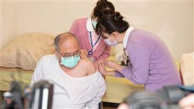 台大醫院院長吳明賢帶頭接種疫苗。（圖／台大醫院提供）