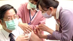 指揮中心專家諮詢小組召集人張上淳隨後也完成接種，成為防疫五月天接種的第二人。（圖／台大醫院提供）