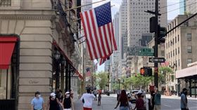 研發出新型冠狀病毒疫苗的德國生技公司BioNTech執行長沙辛預測，隨著各國展開接種作業，歐美各國可望在今年夏季結束前恢復正常生活。圖為去年8月曼哈頓第五大道景象。（中央社檔案照片）