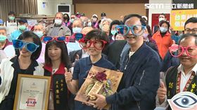 前國民黨主席 前新北市長朱立倫 台東縣長饒慶鈴 公益之旅 台東長者 老花眼鏡（圖／記者王浩原攝影） 