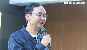 前國民黨主席 前新北市長朱立倫 台東縣長饒慶鈴 公益之旅 台東長者 老花眼鏡（圖／記者王浩原攝影） 